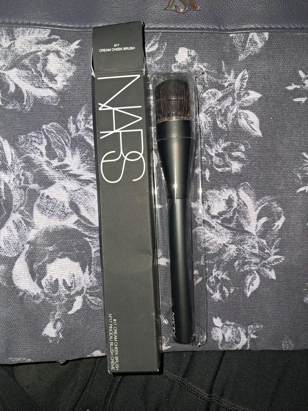 NARS #17 Cream Cheek Brush - Black